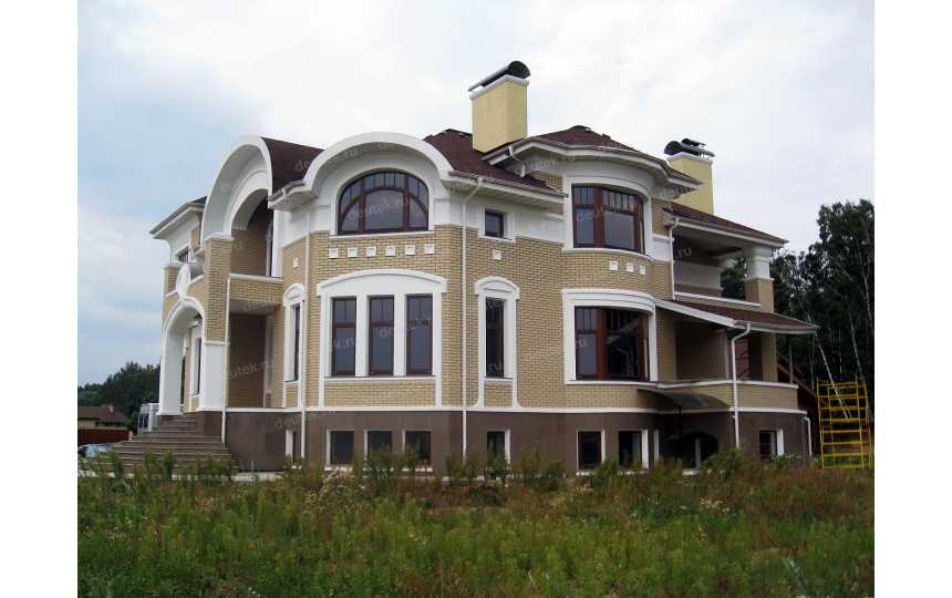 Проект узкого двухэтажного дома из кирпича в стиле барокко с цокольным этажом, сауной и двухместным гаражом PA-14