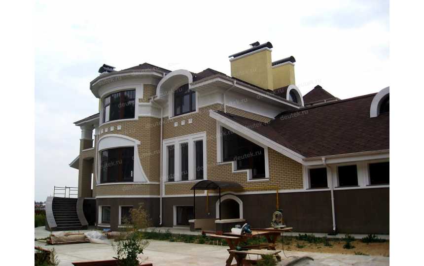 Проект узкого двухэтажного дома из кирпича в стиле барокко с цокольным этажом, сауной и двухместным гаражом - PA-14