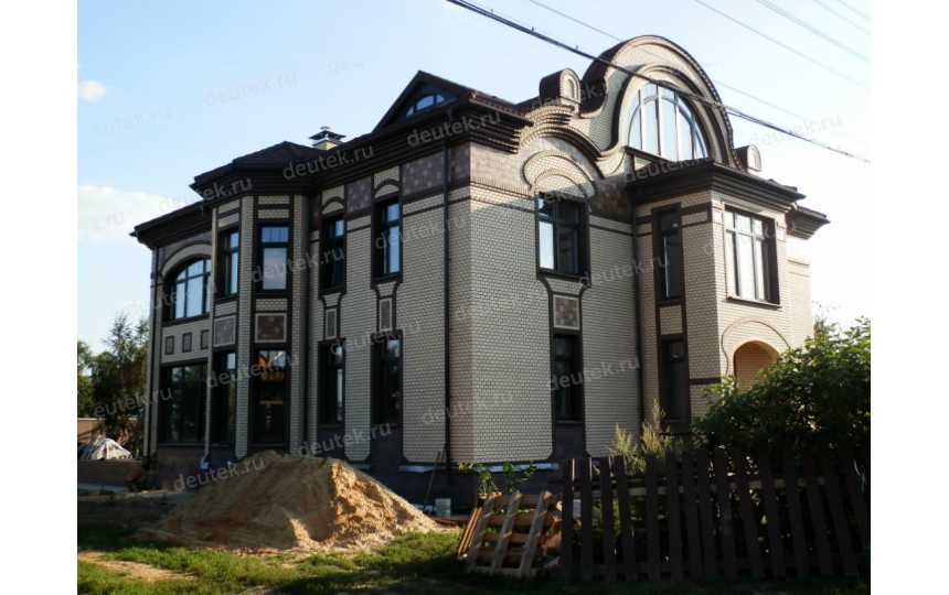  Проект трёхэтажного дома из кирпича в стиле барокко с мансардным этажом и эркерами, с площадью до 500 кв м PA-51