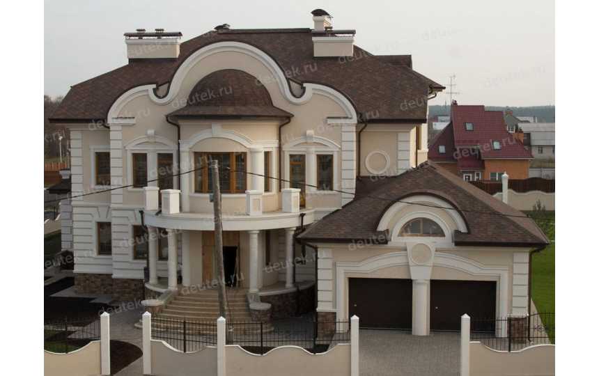 Проект квадратного двухэтажного дома из кирпича в стиле барокко с цокольным этажом, погребом и двухместным гаражом PA-17
