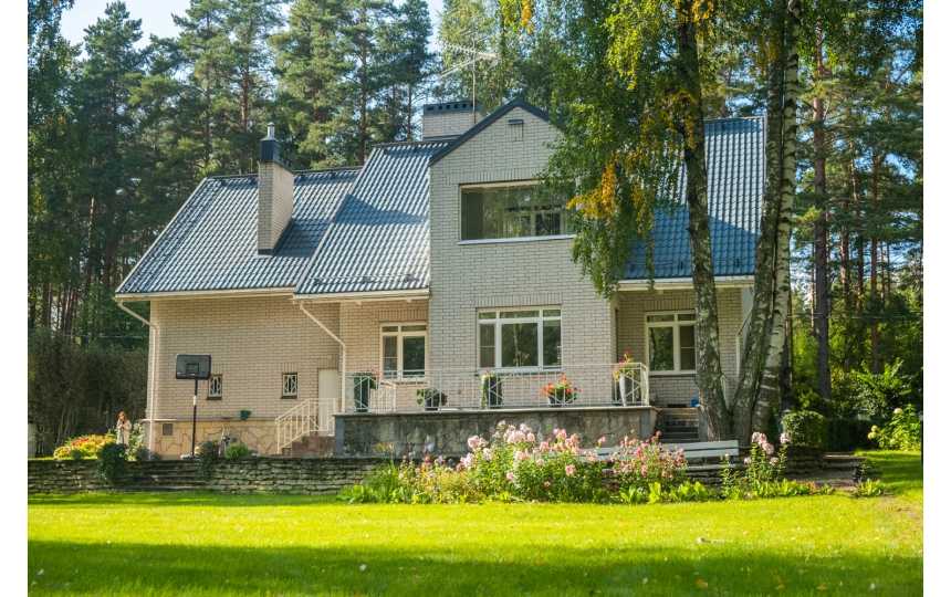 Проект трехэтажного дома из газобетона в европейском стиле с цоколем и мансардой KVR-9