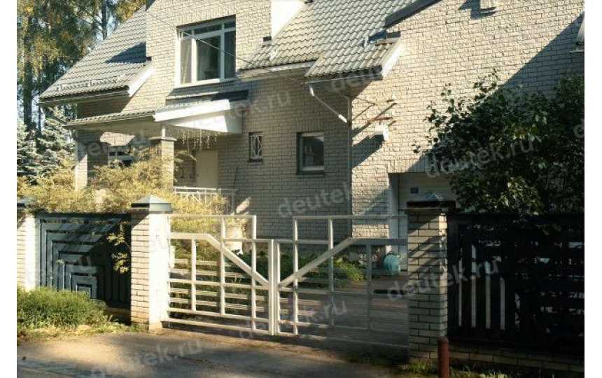 Проект трехэтажного дома из газобетона в европейском стиле с цоколем и мансардой KVR-9